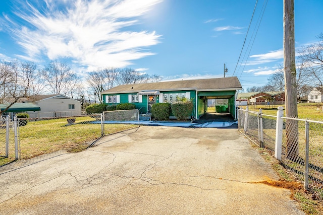 view of front of home with a carport and a front yard