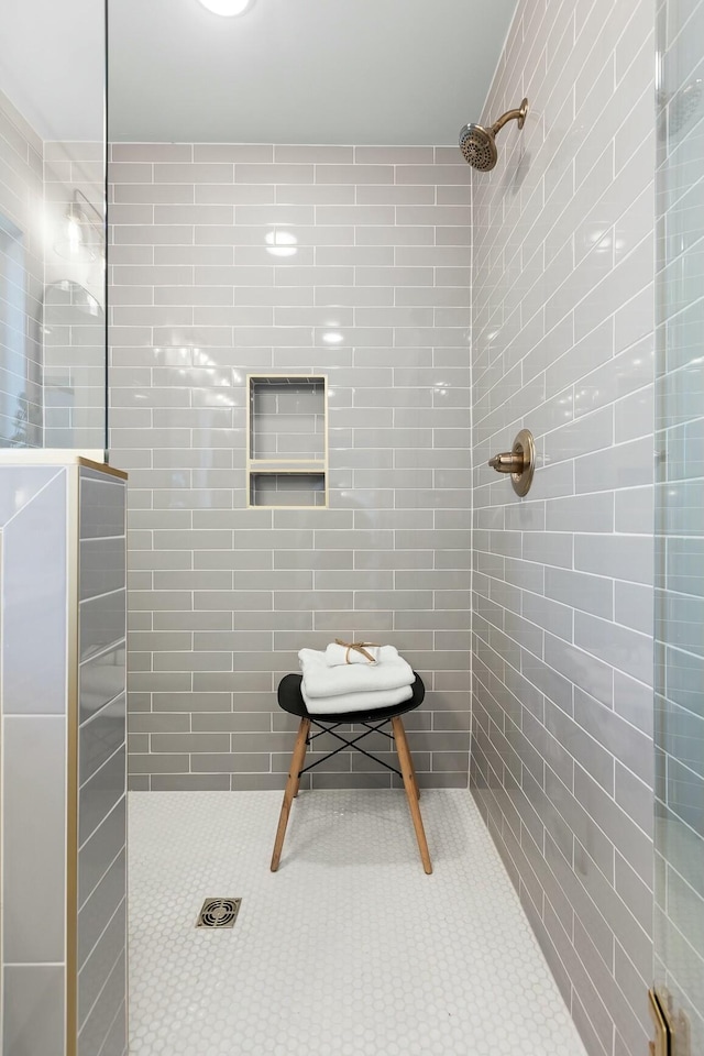 bathroom featuring a tile shower