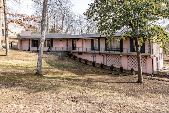 view of front of house featuring a front yard