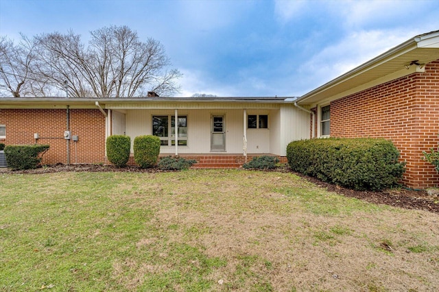 view of front of property featuring a front lawn