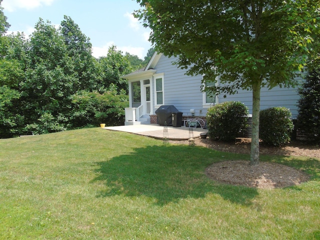 807 Blissfield Ct, Chattanooga, TN 37419 - view of grassy yard with a patio