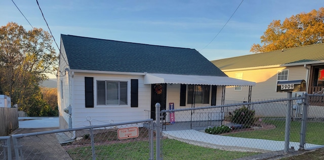 view of front of house featuring a yard