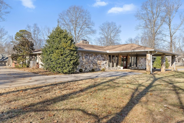 view of front of home with a carport and a front yard