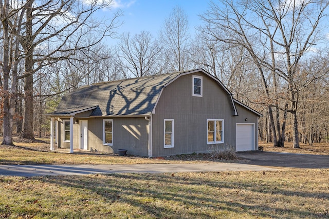 view of front of property featuring a garage and a front yard