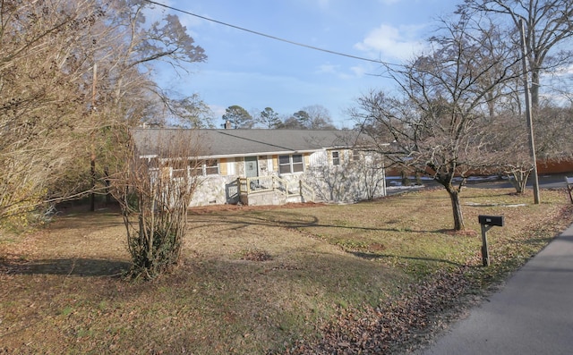 view of front of property with a front lawn