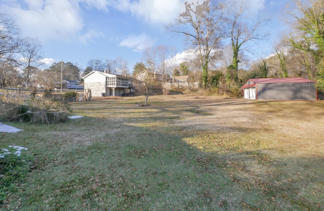 view of yard featuring a garage and an outdoor structure