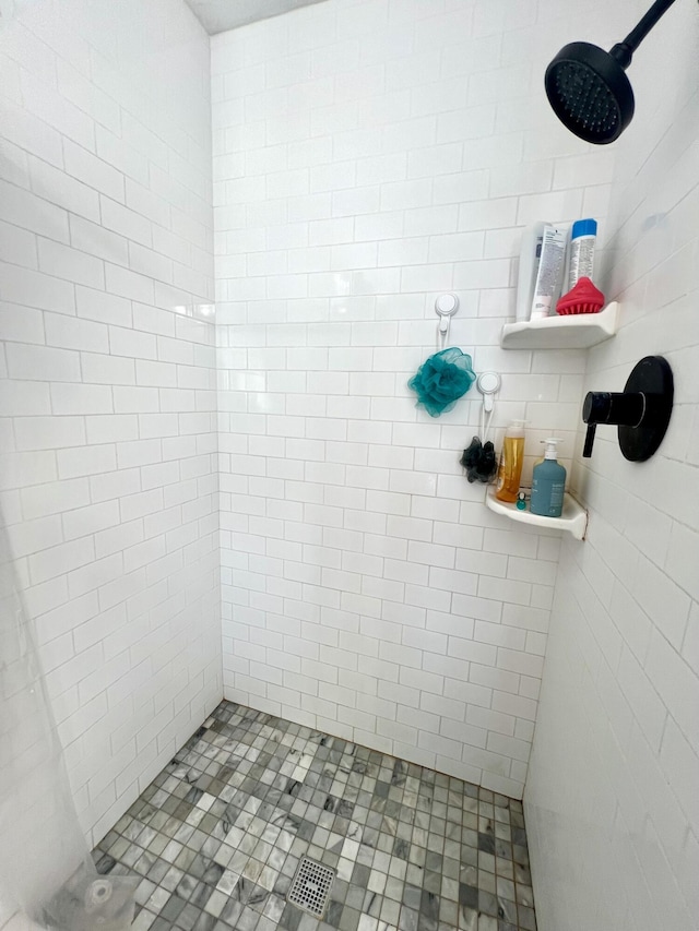 bathroom featuring a tile shower