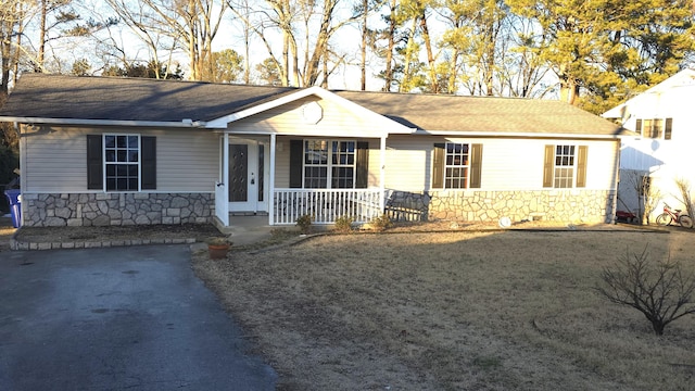 single story home featuring a porch