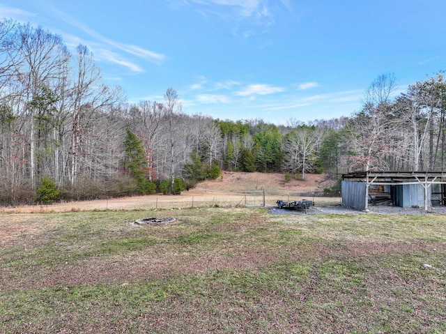 view of yard featuring an outbuilding