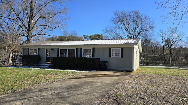 single story home with a front lawn