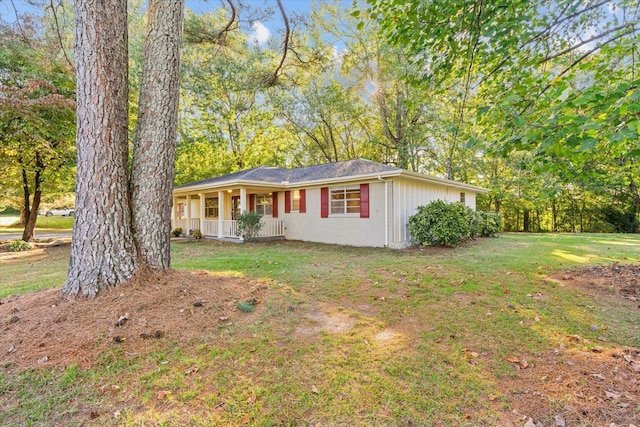 ranch-style home with a front lawn and a porch