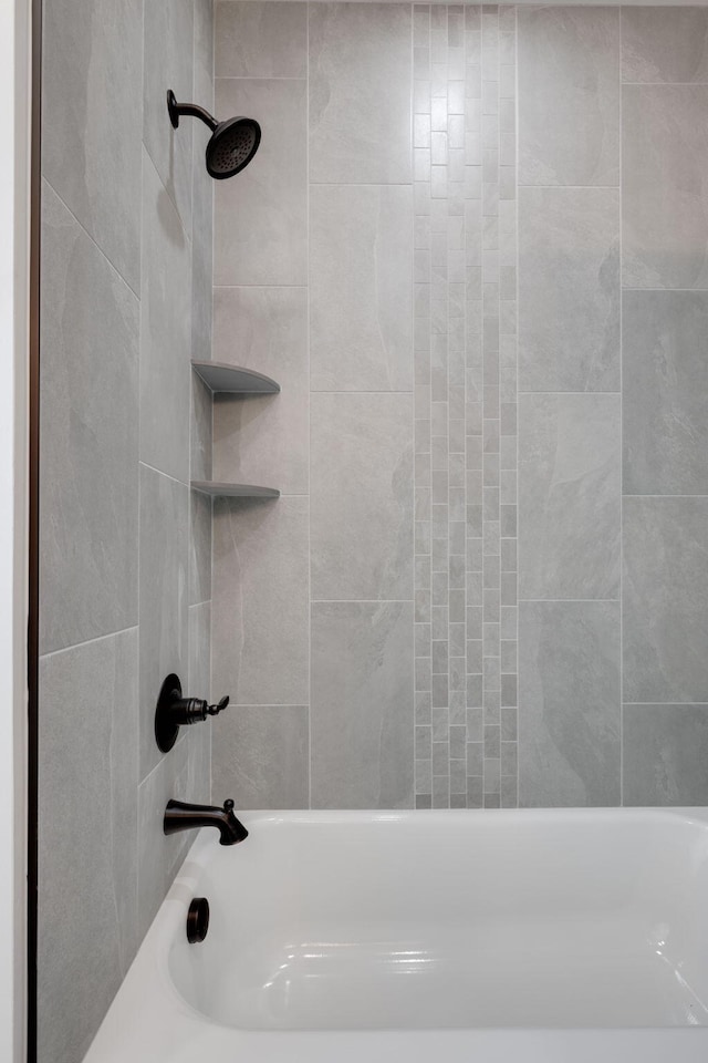 bathroom with tiled shower / bath