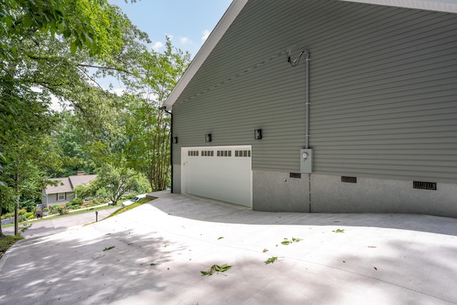 107 Douglas Dr, Chattanooga, TN 37412 - view of side of home with crawl space, driveway, and an attached garage