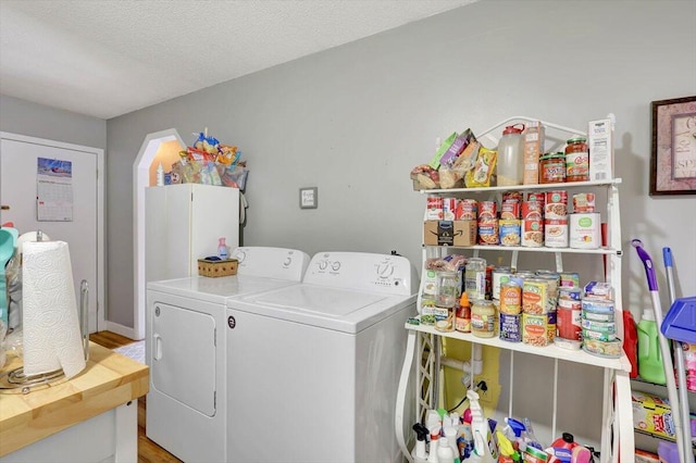 laundry room featuring a textured ceiling and independent washer and dryer