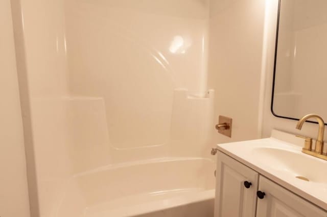 bathroom with vanity and tiled shower / bath