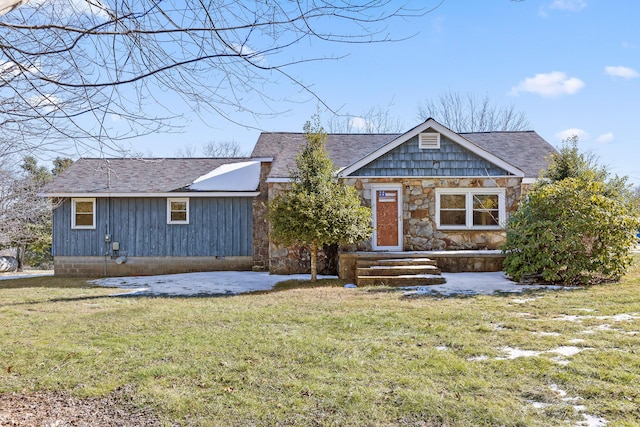 view of front of house featuring a front lawn