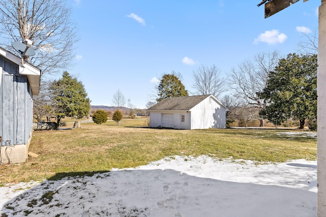 view of yard featuring an outbuilding