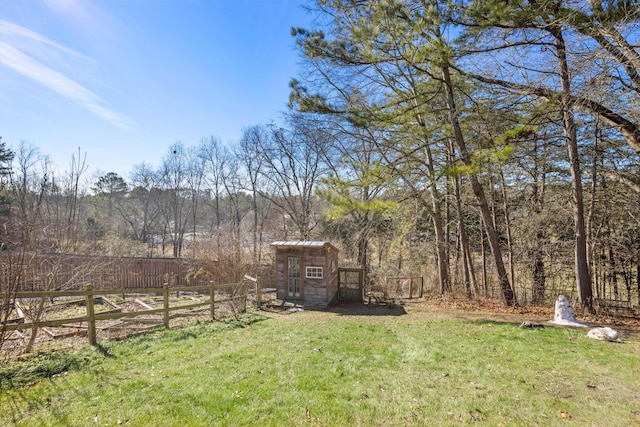 view of yard featuring an outbuilding