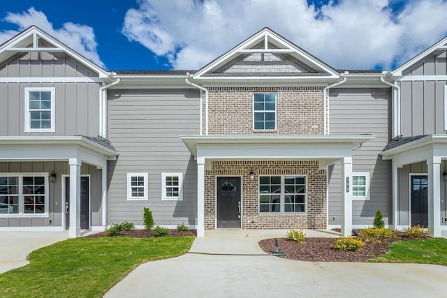 view of front of home with a front yard