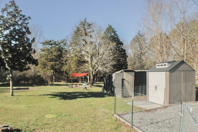 view of yard with a storage unit