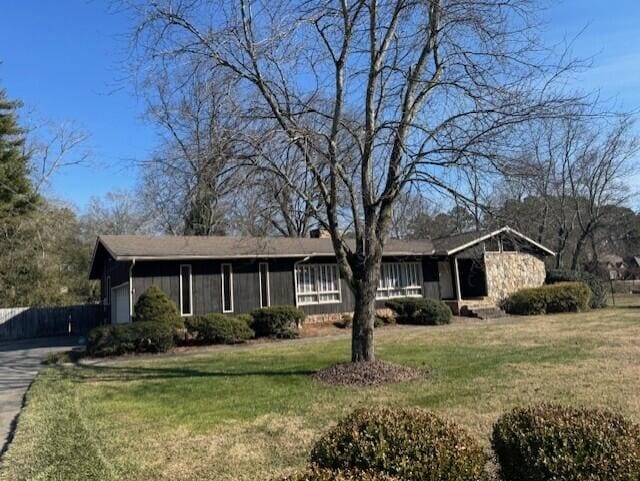 single story home featuring a front yard