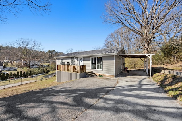 view of front facade featuring a carport