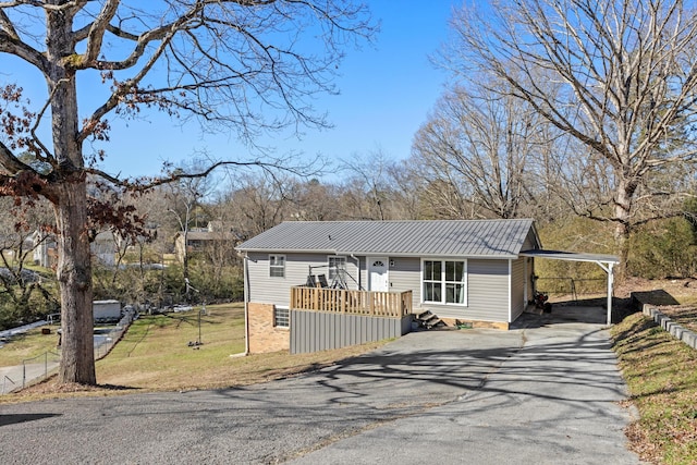 view of front of home featuring a front yard and a carport