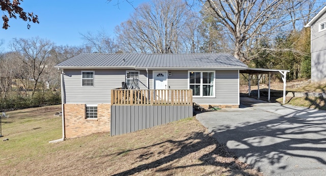 view of front of property featuring a carport