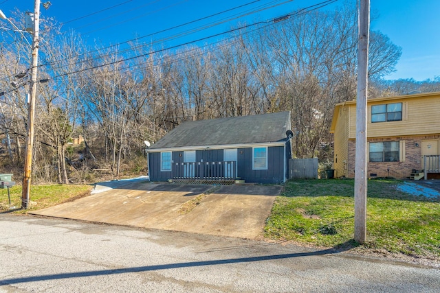 view of front facade with a front yard