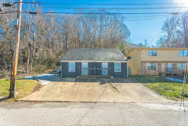 view of front of property with a front yard