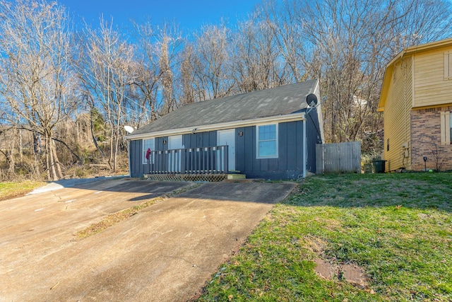 view of front of house with a front lawn