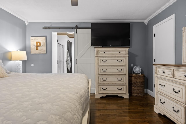 bedroom featuring crown molding, dark wood-style flooring, a barn door, a ceiling fan, and baseboards