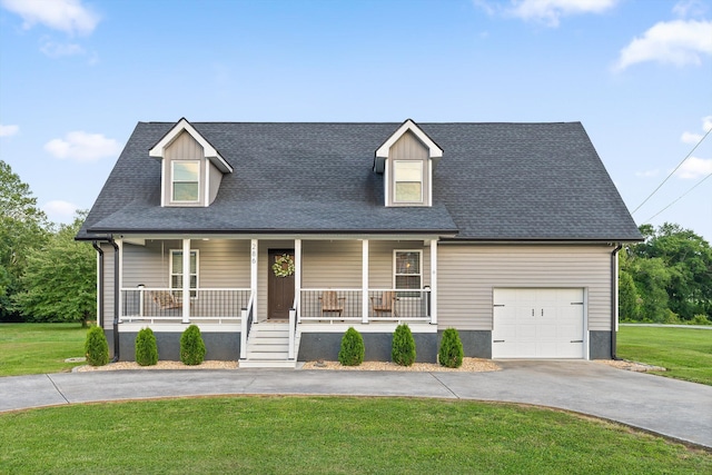new england style home featuring driveway, a front lawn, a porch, and a shingled roof