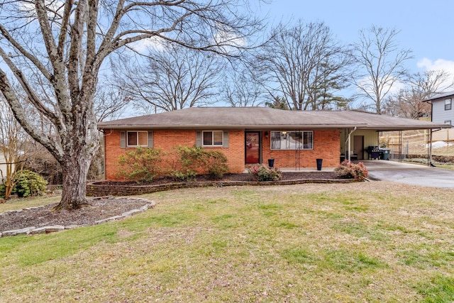 view of front of property featuring a carport and a front yard