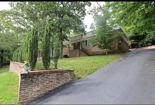 view of front of house featuring a front lawn