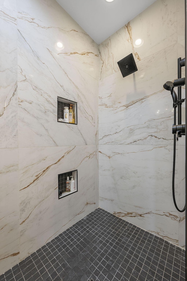 bathroom featuring a tile shower