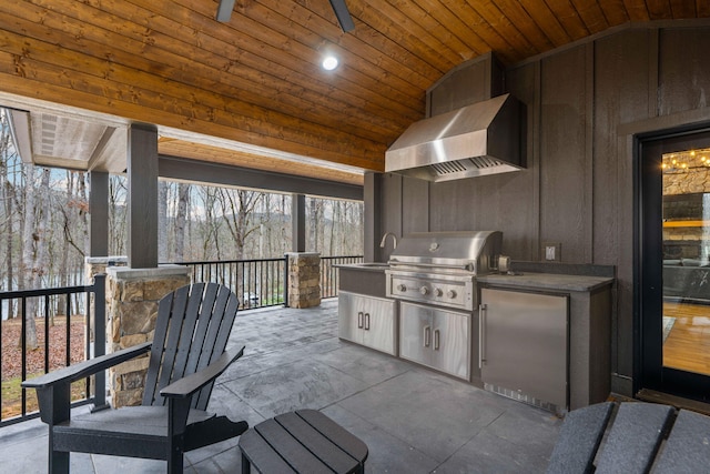 view of patio featuring ceiling fan, an outdoor kitchen, and area for grilling