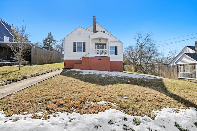 view of front facade with a front yard