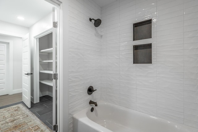 bathroom featuring tiled shower / bath combo