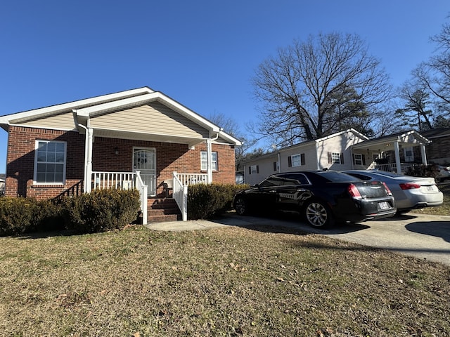 view of front of property featuring a front lawn and covered porch