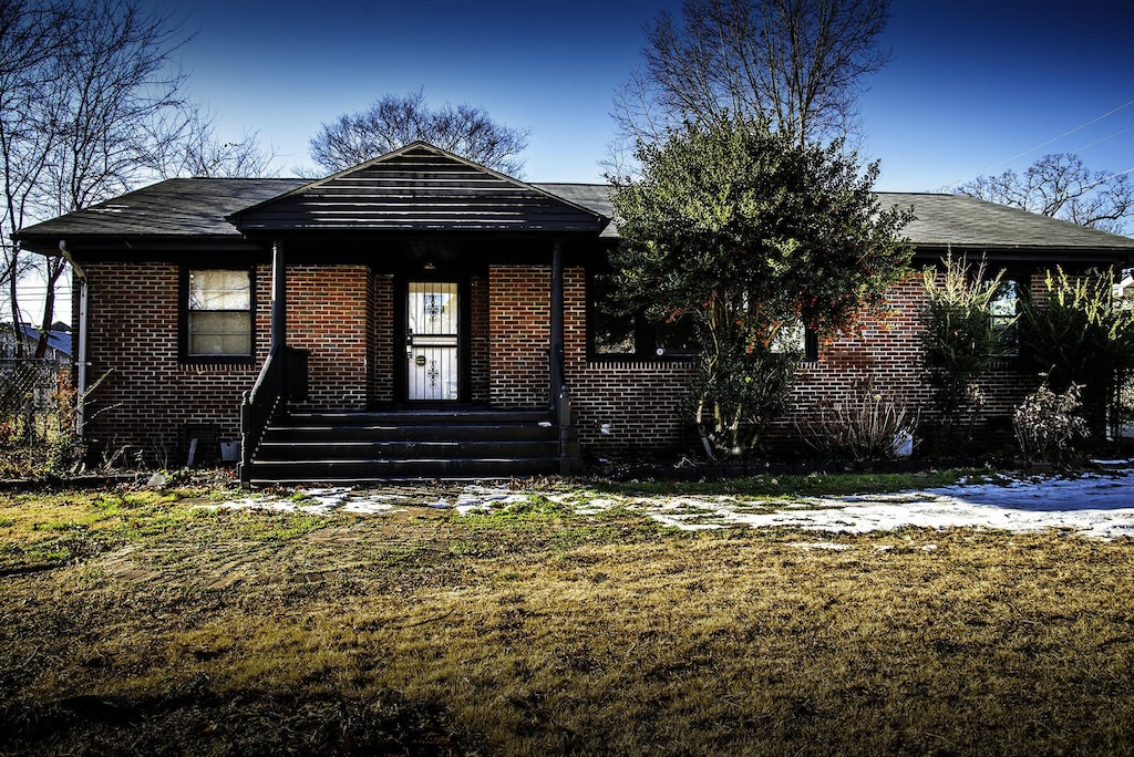 view of front of home with a front lawn