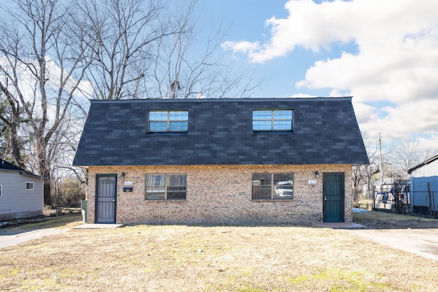 view of front of property featuring a front yard