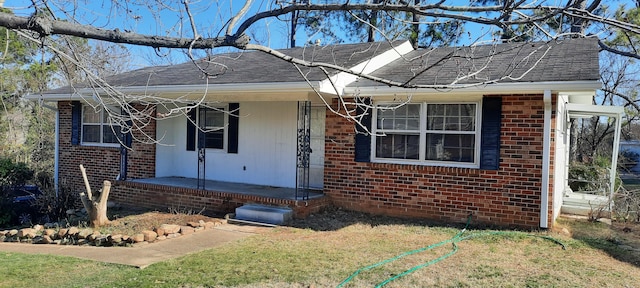 view of front of house featuring covered porch and a front yard