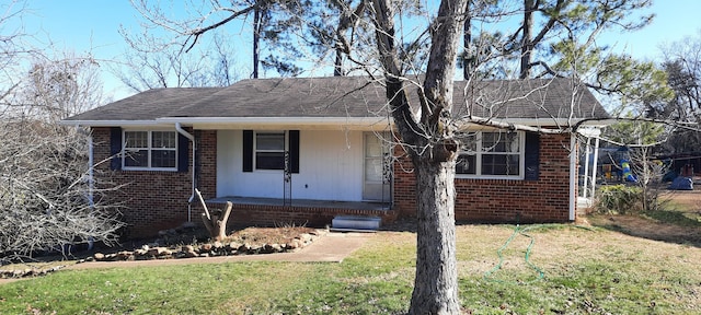 view of front of property featuring a front lawn and a porch