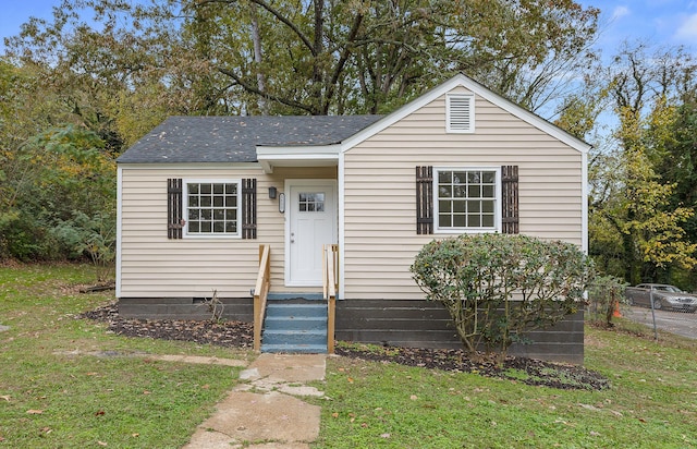 bungalow-style home featuring a front lawn