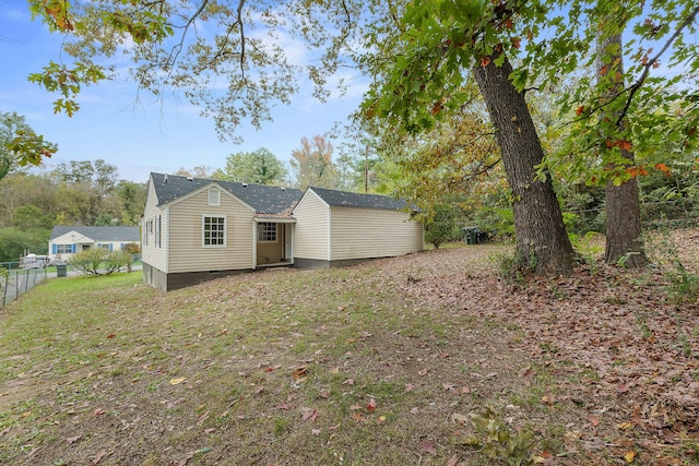 view of front of property featuring a front lawn