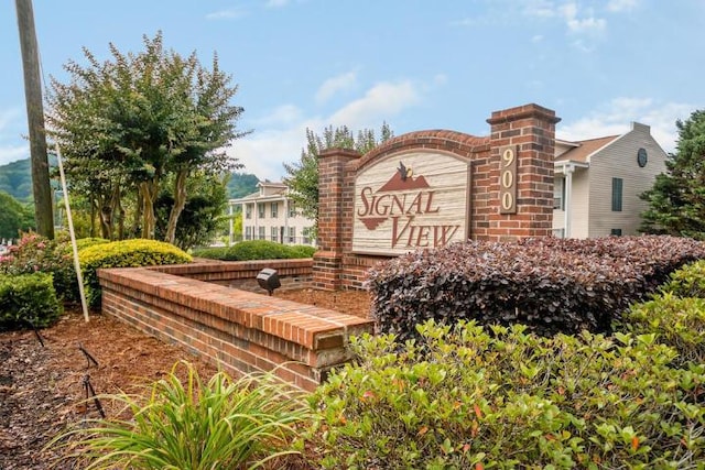 view of community / neighborhood sign