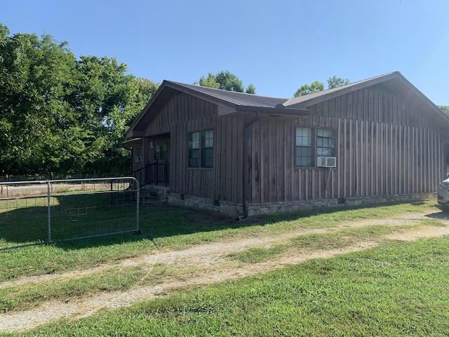 view of side of property featuring a yard