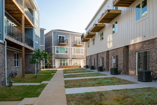 view of property's community featuring a yard