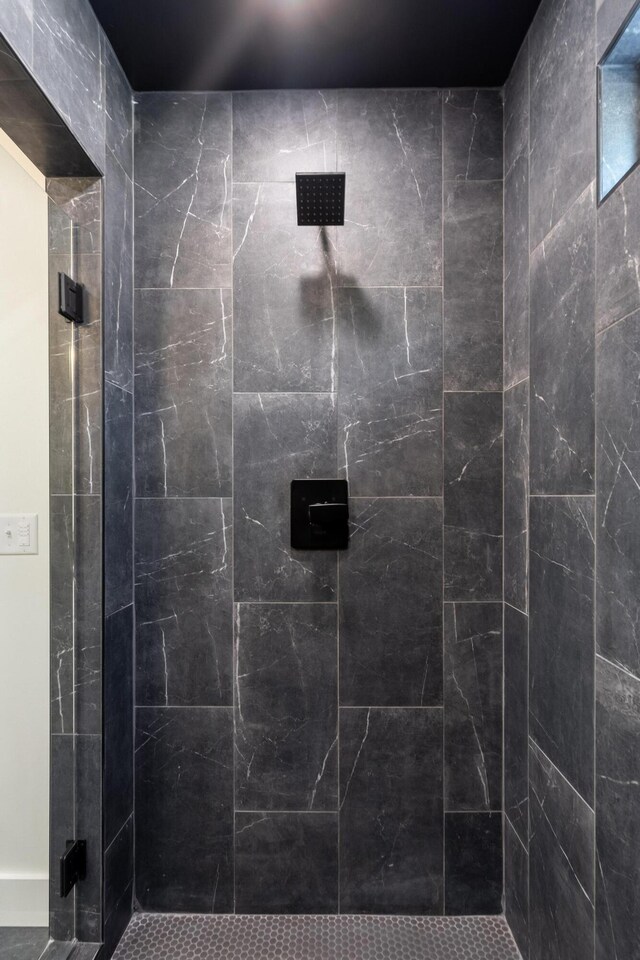 bathroom featuring tiled shower